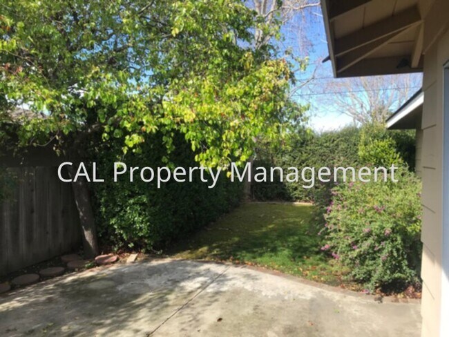 Building Photo - South Salinas 3 Bedroom, 2 Bath Home