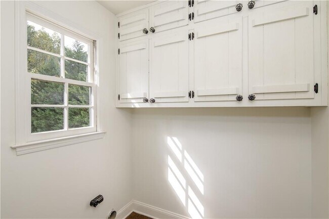 Building Photo - 3017 Greenfield Dr