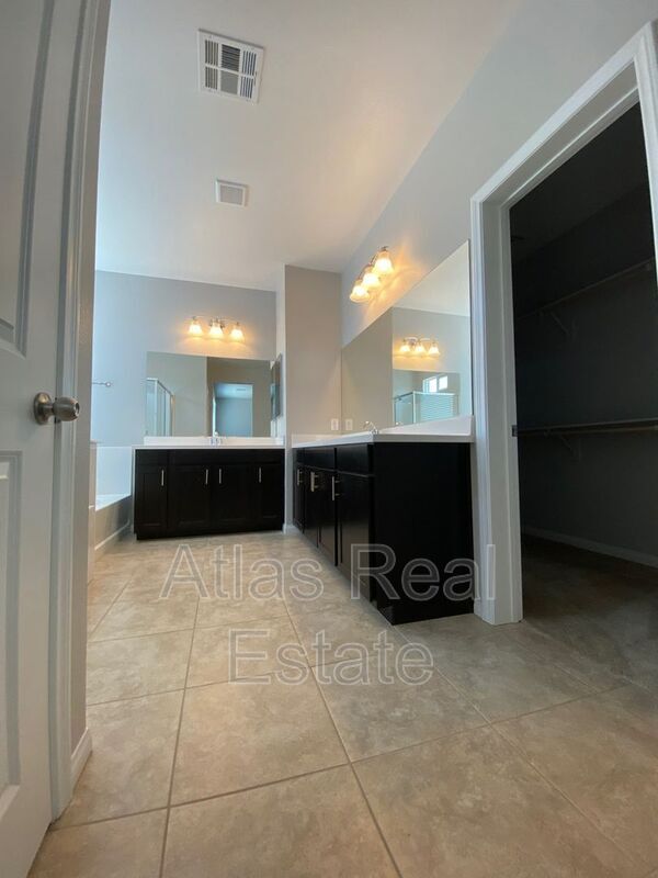 Building Photo - 10455 Skye Knoll Ave