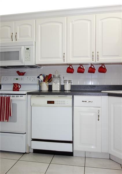 Building Photo - 2901 S Palm Aire Dr