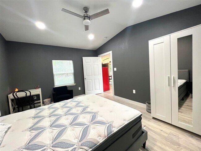 Building Photo - 3500 Del Robles Dr