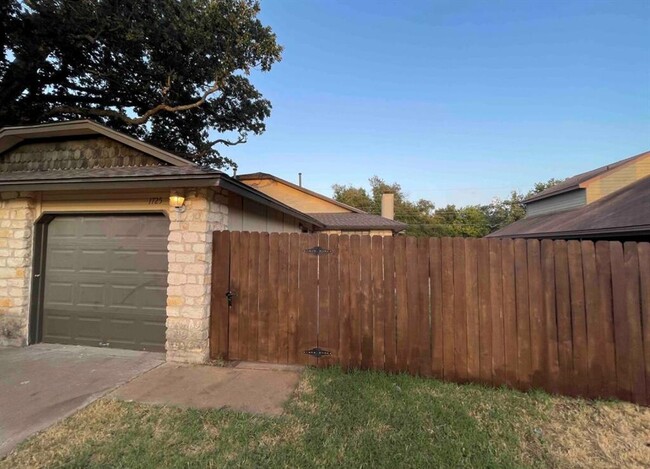 Building Photo - 1725 Horseshoe Cir