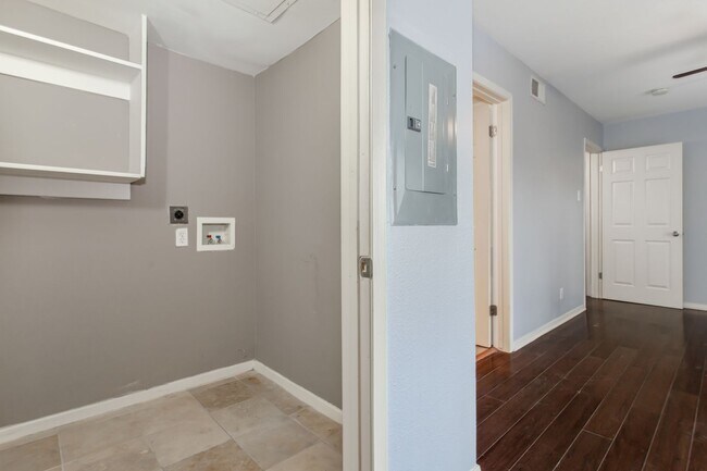 Building Photo - 10205 Regal Oaks Dr