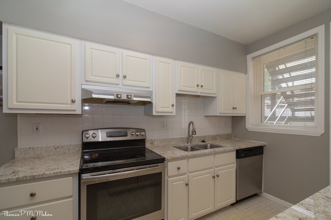 Kitchen - 6300 Southwood Ave