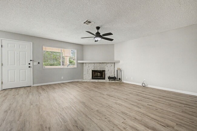 Building Photo - 2 Bedroom Condo just off Summerlin Pkwy w/ views of pool