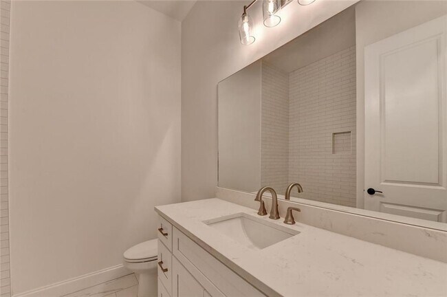 Building Photo - 1329 Davis St