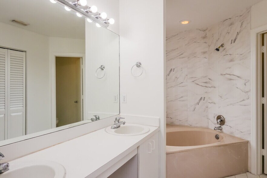 Building Photo - 4330 SW 82nd Way