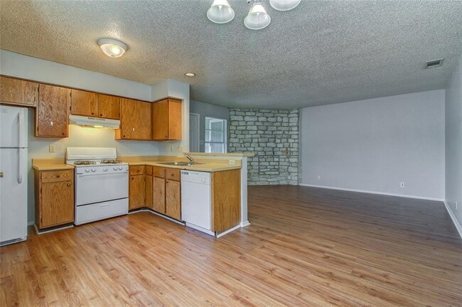 Building Photo - 400 Hedgewood Dr