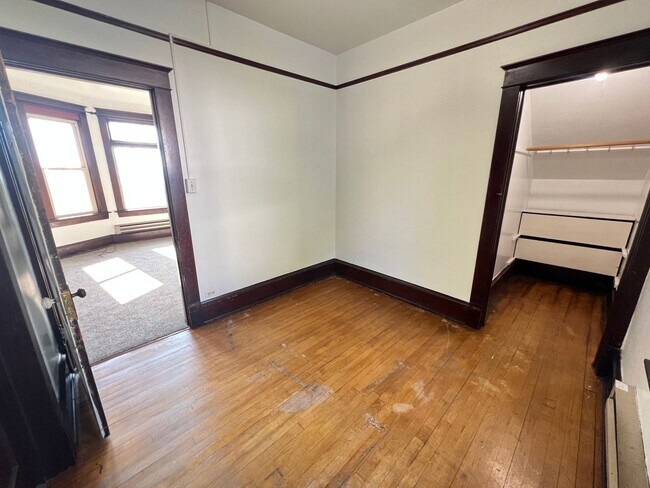 Building Photo - 2+ Bedroom Apartment - AVAILABLE AUGUST 1st!