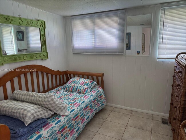 Building Photo - 900 Morris Ave