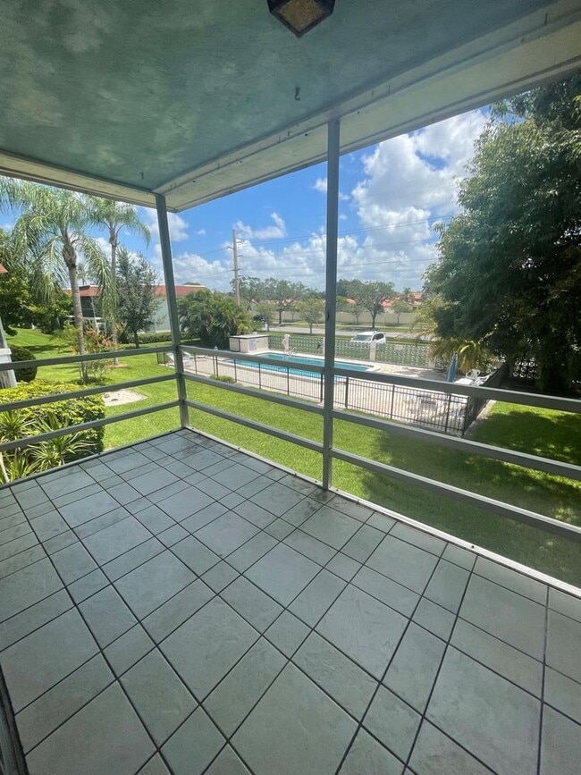 Building Photo - Centrally Located 2Bed/2Bath Condo for Rent in Sarasota