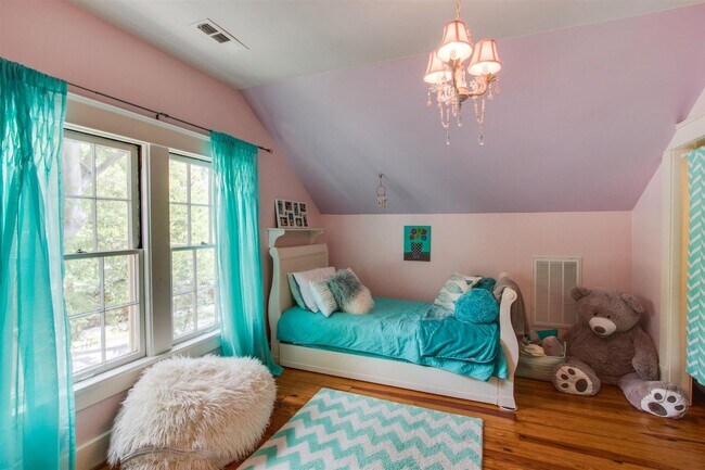 Building Photo - CHARMING RENOVATED TUDOR | WALK TO VANDERBILT & BELMONT