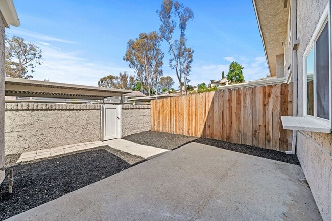 Building Photo - Large Modern Renovated 3 Bedroom 2.5 Bath ...