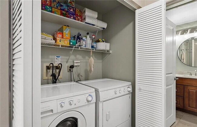 Building Photo - Bright & Spacious Unit with Natural Light