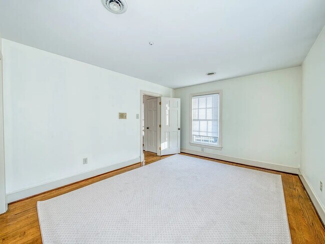 Building Photo - 9720 Burnett Dr