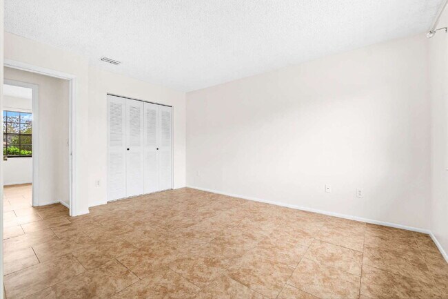 Building Photo - Recently updated 3BR, 2BA in The Shores