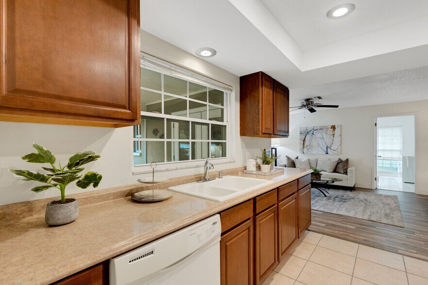 Building Photo - 1100 Pinellas Point Dr S