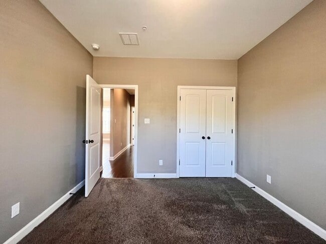 Building Photo - (COMING SOON!) 3bed/2bath Townhome w/Garag...