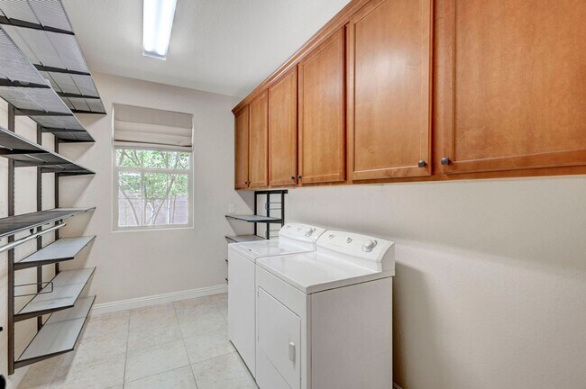 Building Photo - 4 bedroom home with 2 primary bedrooms! On...
