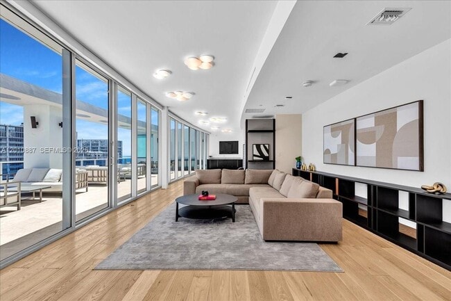 Building Photo - 200 Biscayne Blvd Way