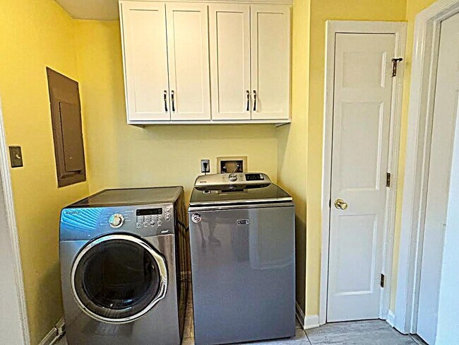 Building Photo - 5 The Corners