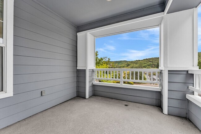 Building Photo - Gorgeous remodeled 3 bedroom, 3 full bathroom home for rent!