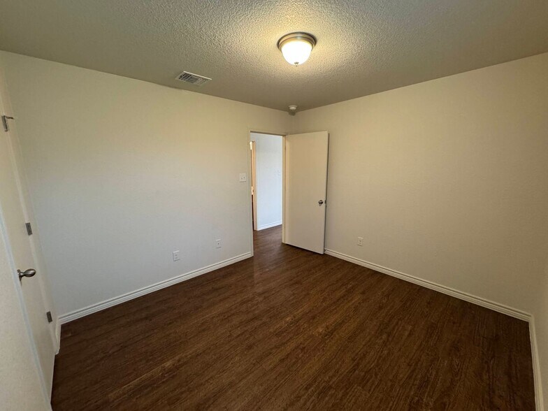 Building Photo - 1537 Justin Lp