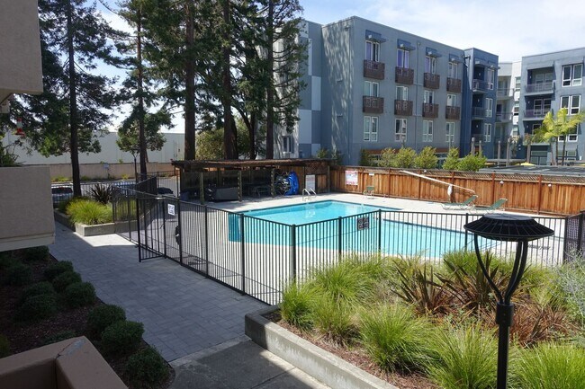 Building Photo - Great location near San Antonio Center shopping, convenient commute, Los Altos Schools