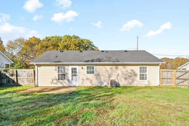 Building Photo - Dog Friendly Home For Rent Near Heritage Park!