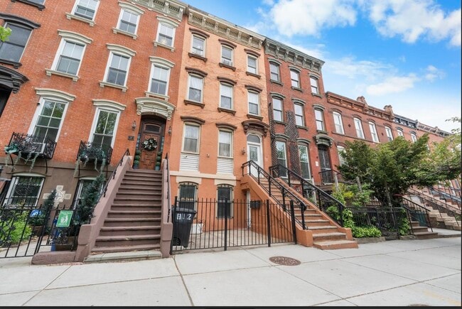 Building Photo - 812 Grand St