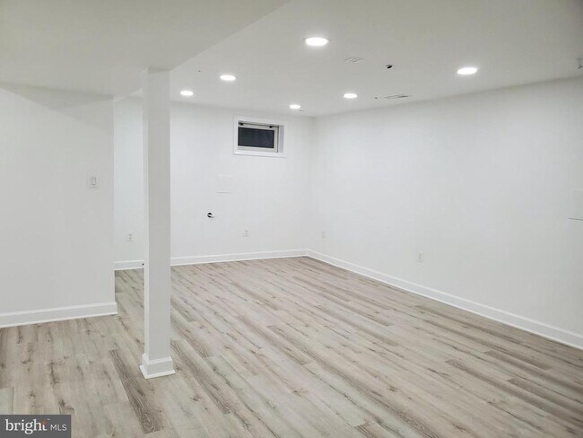 Building Photo - 212 N Van Buren St