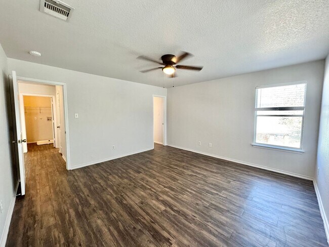 Building Photo - Beautiful 2 Story Home!