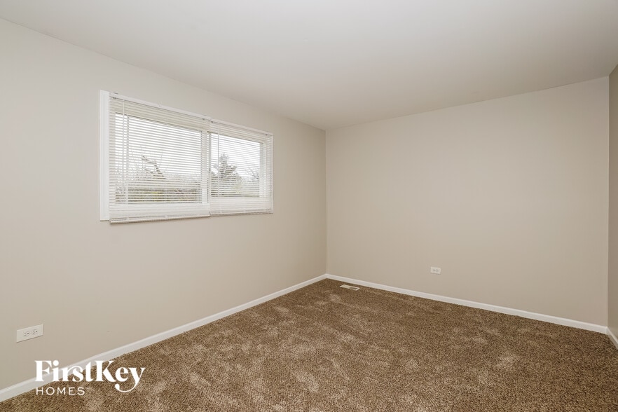 Building Photo - 660 Sullivan Ln