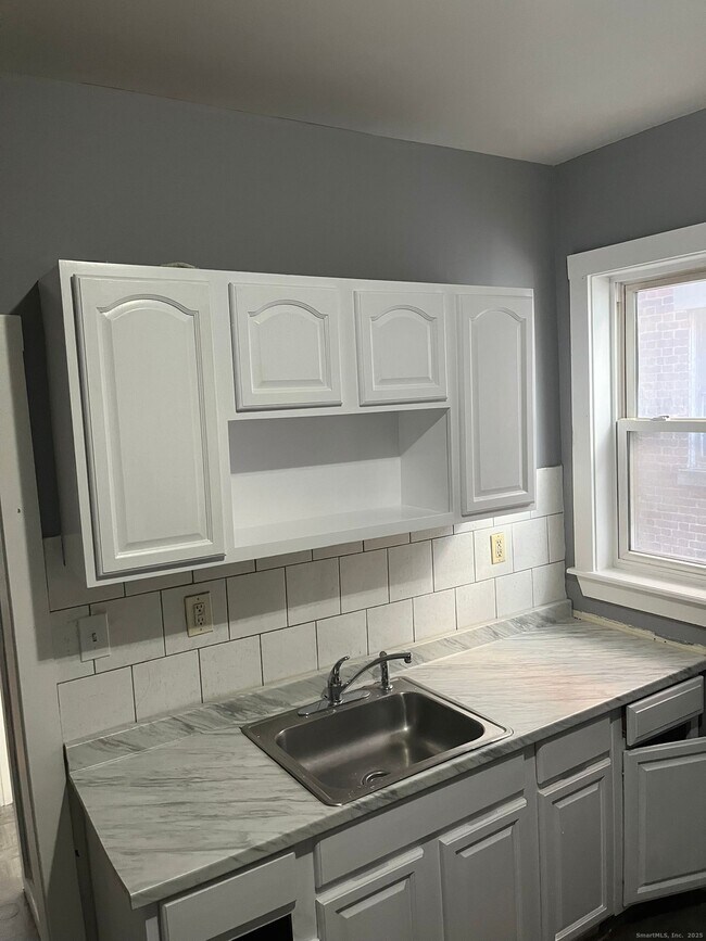 Building Photo - 402 Bond St