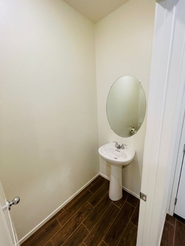 Building Photo - 30316 Town Square Dr