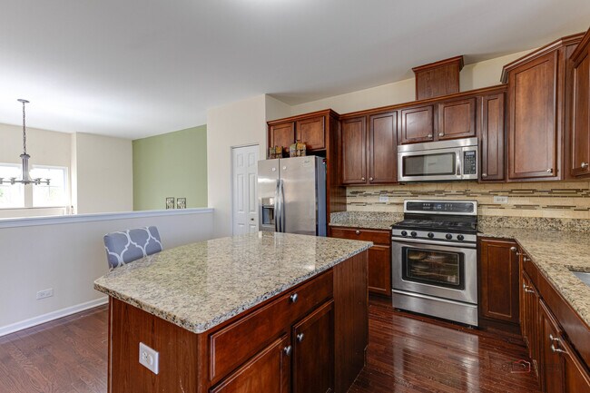 Building Photo - 533 Plaza Pl
