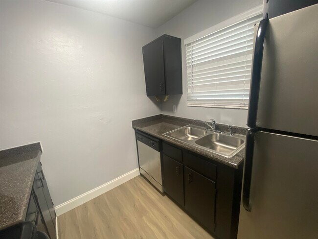 Building Photo - 1530 Live Oak Dr
