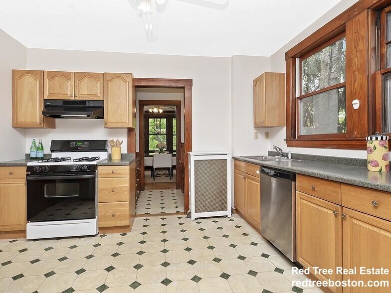 Building Photo - 66 Algonquin Rd