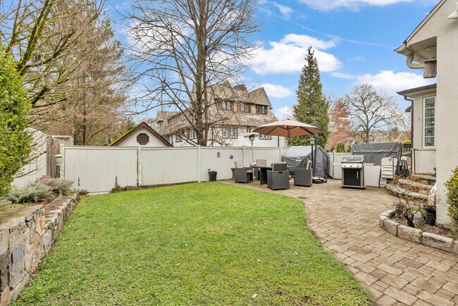 Building Photo - 42 Tanglewylde Ave