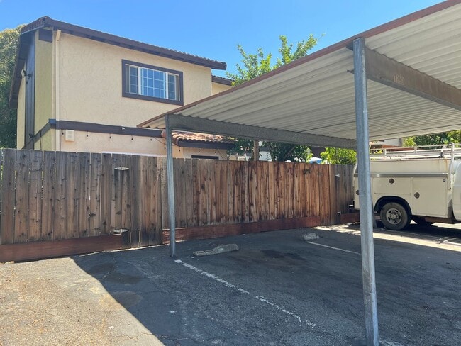 Building Photo - Charming Apartment in Gilroy