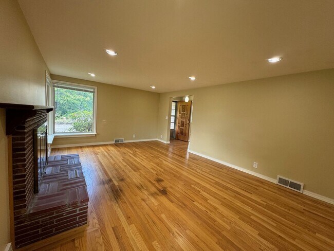 Building Photo - Charming rambler 2 bed 1 bath and office s...