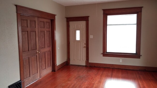 Building Photo - 145 E 14th St