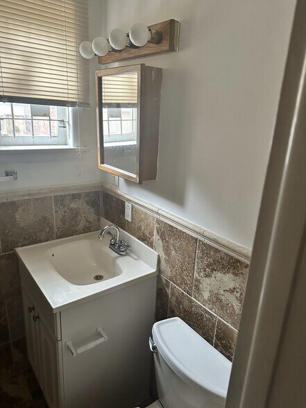 Building Photo - 909 Clinton St