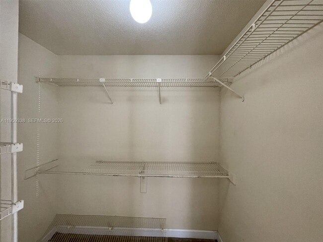 Building Photo - 977 Riverside Dr