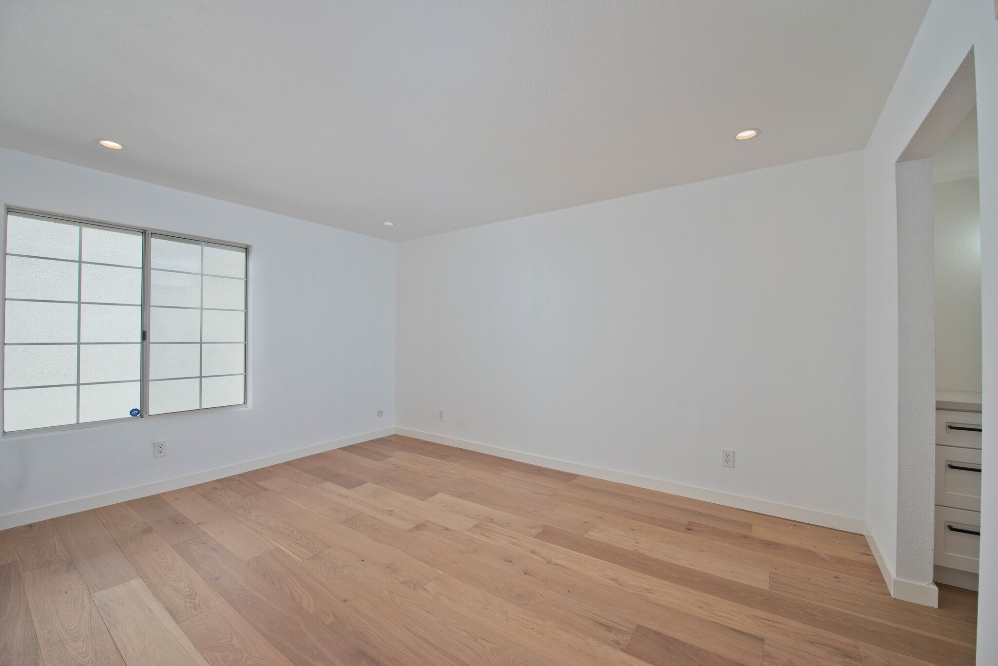 Building Photo - 5540 Owensmouth Ave