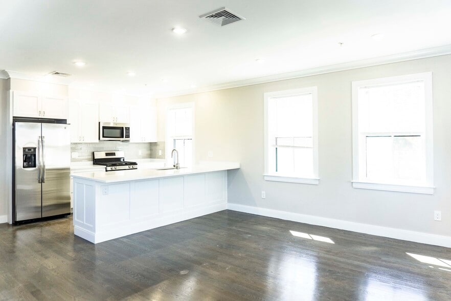 Building Photo - 81 Linden St