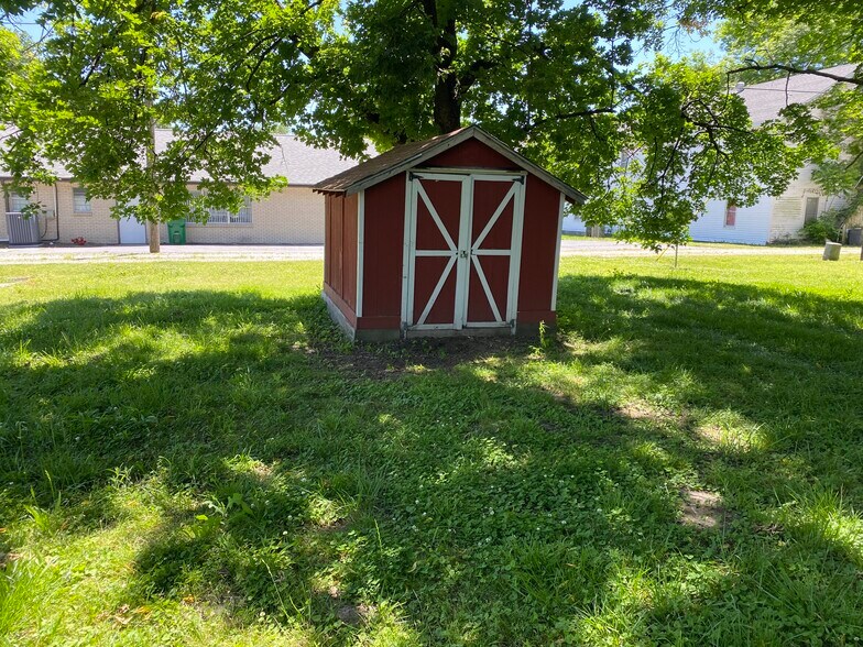 Building Photo - 208 E Maiden Ln