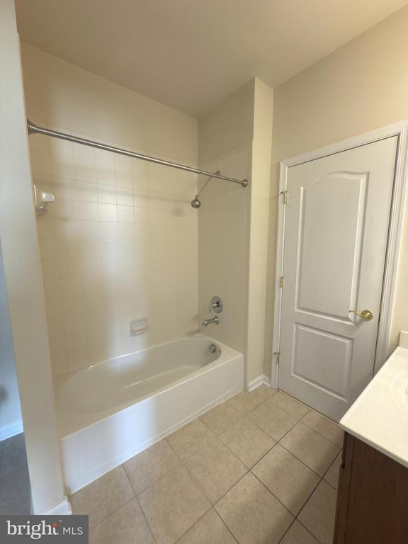 Building Photo - 44342 Oakmont Manor Square