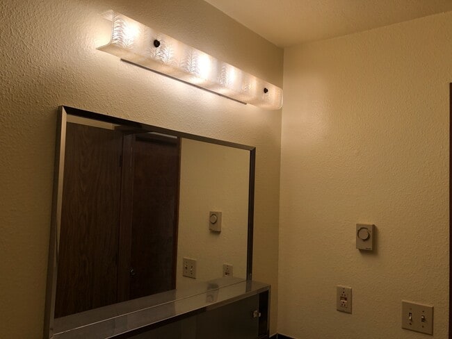 Building Photo - Two bedroom one bath duplex in Springfield!