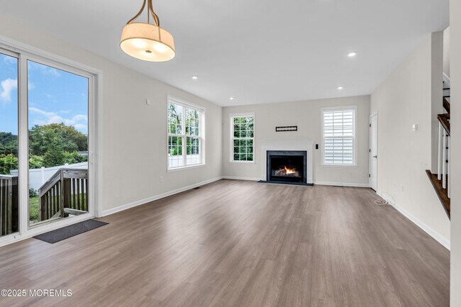 Building Photo - 317 Tulip Ct